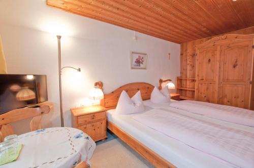 Ένα ή περισσότερα κρεβάτια σε δωμάτιο στο Berghüs Schratt - EINFACH ANDERS - Ihr vegetarisches und veganes Biohotel
