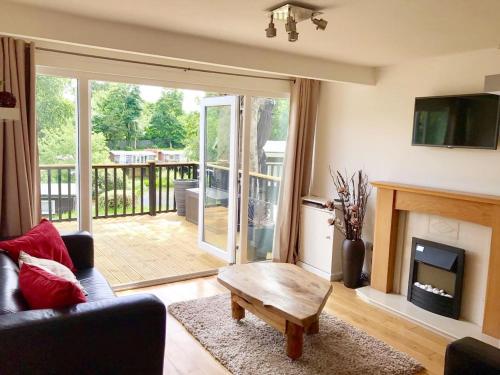 ein Wohnzimmer mit einer Couch und einem Couchtisch in der Unterkunft North Wales Lake View 2 Bedroom in Caernarfon