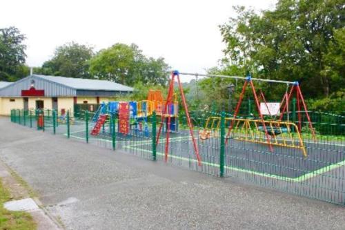 Ein Kinderspielbereich in der Unterkunft North Wales Lake View 2 Bedroom