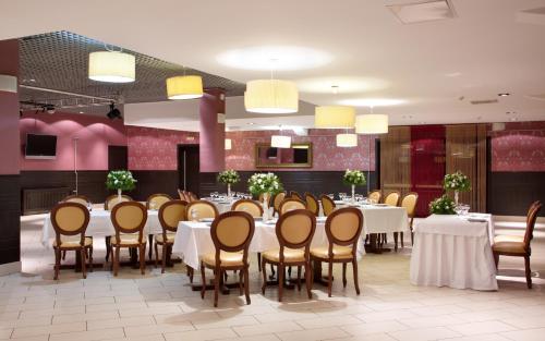 En restaurant eller et andet spisested på AZIMUT Hotel Kostroma