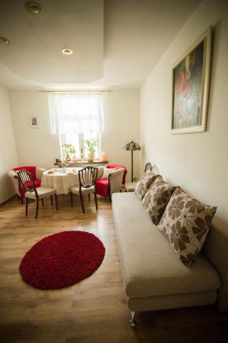 a living room with a couch and a table at Przyjazne mieszkanie na Starym Miescie in Gniezno