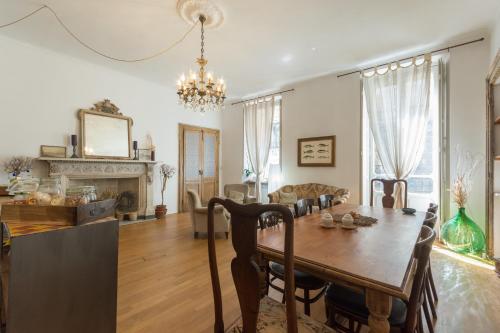 una sala da pranzo e un soggiorno con tavolo da pranzo di Le Stanze di Sara a Torino