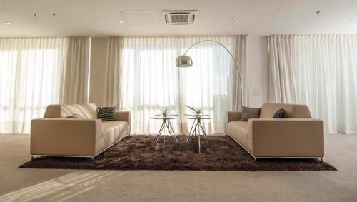 a living room with two couches and a table at Salto Hotel y Casino in Salto
