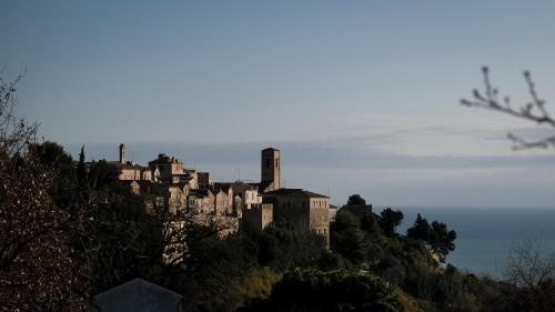 een kasteel op de top van een heuvel bij Cortile nel borgo in Marina Palmense