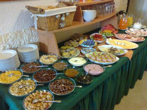 une table recouverte de beaucoup de différents types de nourriture dans l'établissement Penzion Martin, à Janské Lázně