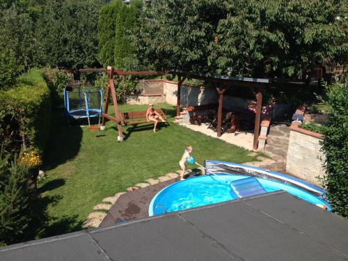 una vista aérea de un niño jugando en un patio en Dům Jaroslava, en Černý Důl