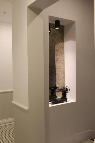 baño con espejo en la pared en Hotel Naumpasa Konagi, en Estambul