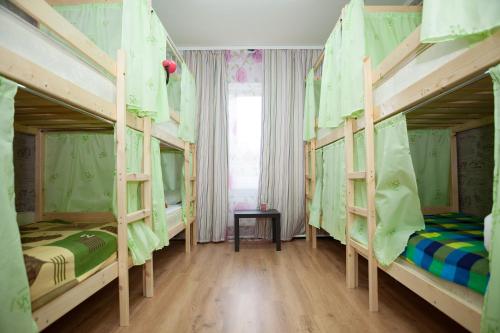ヤクーツクにあるHostels Rus - Yakutskの二段ベッド4組が備わる客室です。