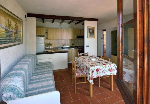 una cucina e una sala da pranzo con tavolo e sedie di Appartamento vista mare a La Guardia