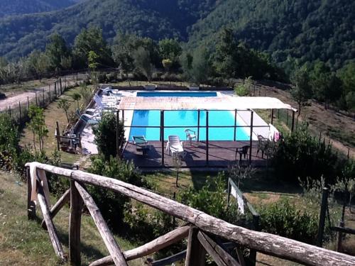 eine Villa mit einem Pool in den Bergen in der Unterkunft La Cittadella Dei Monti Sibillini in Montemonaco