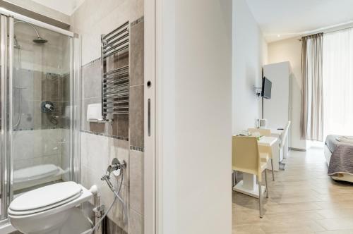 Un baño con inodoro, ducha y lavabo. en Vaticano 38 Suites, en Roma