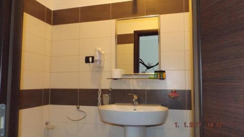 a bathroom with a sink and a mirror at Guest House Park in Valmontone