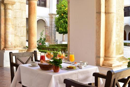 a table with food and drinks on top of it at Pousada Convento de Vila Viçosa in Vila Viçosa
