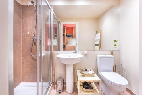 uma casa de banho com um WC, um lavatório e um chuveiro em Pestana Casino Studios no Funchal