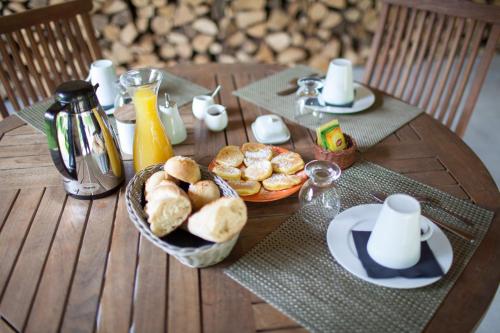 une table avec un bol de pain et une assiette de nourriture dans l'établissement Le Clos Du Perret, à Chaussan