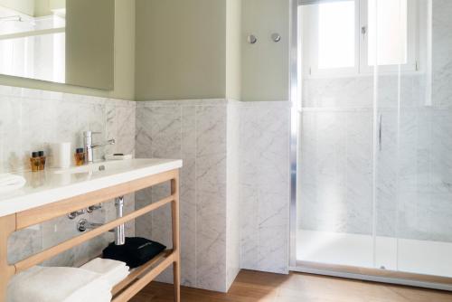 ミラノにあるCastello Sforzesco Suites by Brera Apartmentsのバスルーム(シンク、シャワー付)