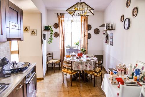 een keuken en eetkamer met een tafel bij B&B La Casa Gialla Di Luca in Mazzè
