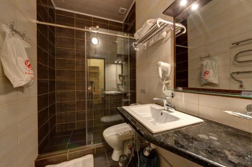 Un baño de Aleksandria Hotel