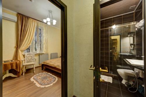 Un baño de Aleksandria Hotel