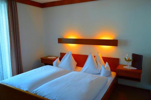 Кровать или кровати в номере Gästehaus Kristall