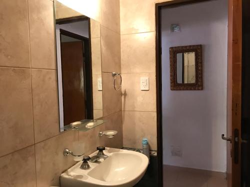 un bagno con lavandino e specchio di LF Departamentos a Córdoba