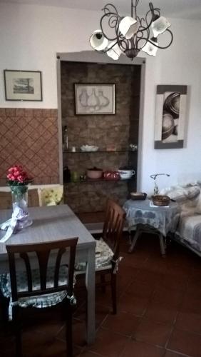 a dining room with a table and chairs and a bed at La Dea Bendata in Piazza Armerina
