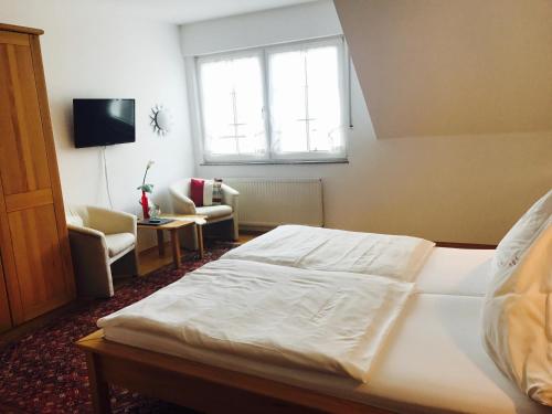 Una cama o camas en una habitación de Gästehaus Sebastiani