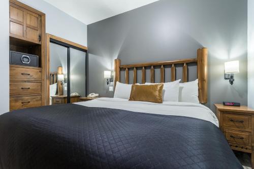 Postel nebo postele na pokoji v ubytování Le Grand Lodge Mont Tremblant