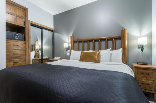 เตียงในห้องที่ Le Grand Lodge Mont Tremblant