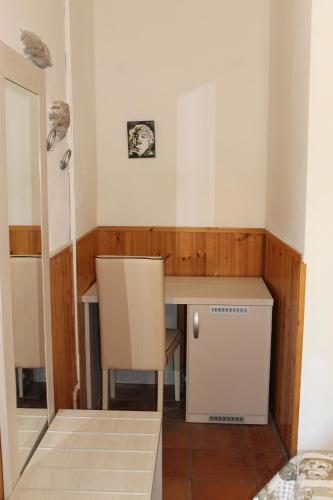 a small room with a desk and a chair at Vacanze In Torre in Rapolano Terme