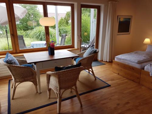 ein Schlafzimmer mit einem Tisch, Stühlen und einem Bett in der Unterkunft Apartment St. Leonhard in Überlingen