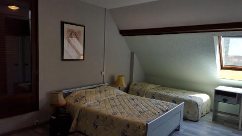 Tempat tidur dalam kamar di Les Sirenes