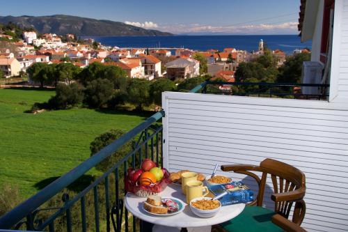 un vassoio di cibo su un tavolo sul balcone di Boulevard Panorama Suites a Ayia Evfimia