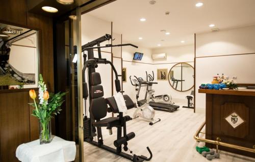 ein Zimmer mit einem Fitnessraum mit Trainingsgeräten darin in der Unterkunft Hotel Royal Palace in Messina