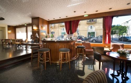 a bar in a restaurant with chairs and tables at Hotel Royal Palace in Messina