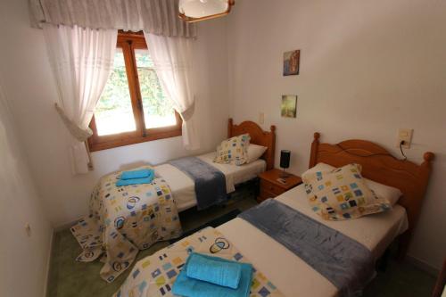 ラ・マタにあるBungalow La Mata 3429のベッドルーム1室(ベッド2台、窓付)