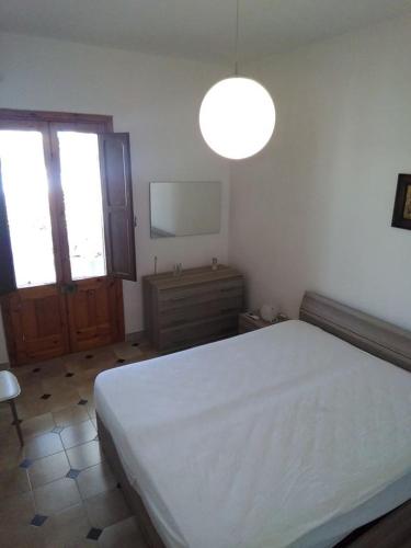 トッレ・デル・オルソにあるTorre Di Omeroのベッドルーム(大きな白いベッド1台、窓付)