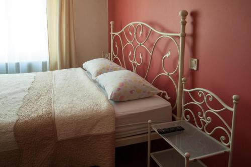 リヴィウにあるApartment Roksolana 2のベッドルーム1室(白いヘッドボードとテーブル付きのベッド1台付)