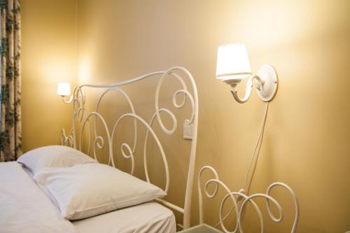 Un dormitorio con una cama con dos luces. en Apartment Roksolana, en Leópolis
