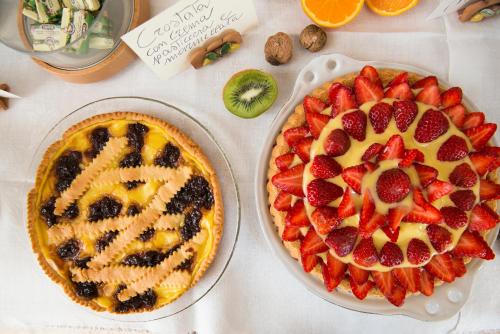 two pies sitting on a table with fruit at Agriturismo Masseria Aprile in Locorotondo