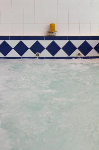 a pool of water in a swimming pool at El Cano in Guaillabamba