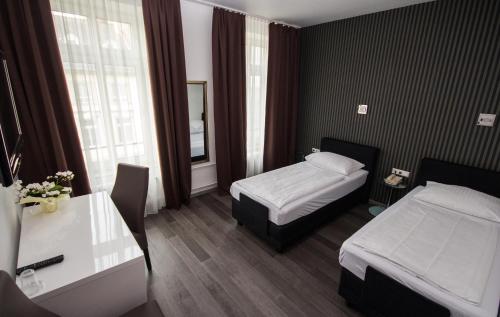Katil atau katil-katil dalam bilik di Hotel Luisenhof
