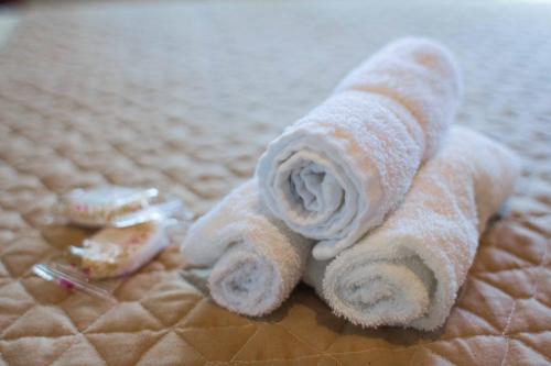 a white towel sitting on top of a bed at El Cano in Guaillabamba