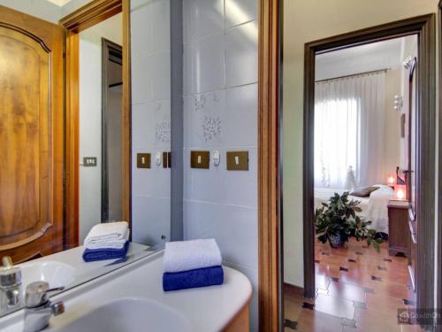 y baño con lavabo y espejo. en Oltre le Mura, en Roma