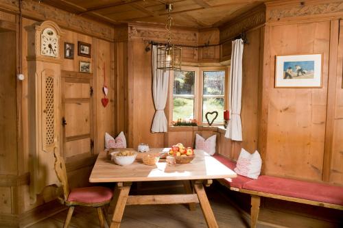ein Esszimmer mit einem Tisch und Obst darauf in der Unterkunft Fleckhof in Neustift im Stubaital