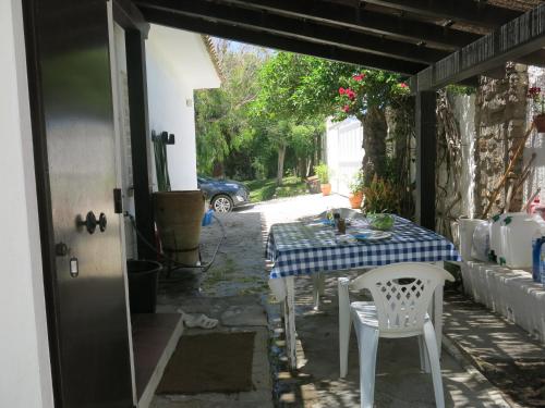 una mesa con un mantel azul y blanco a cuadros en Capitaine Lucas, en Los Caños de Meca