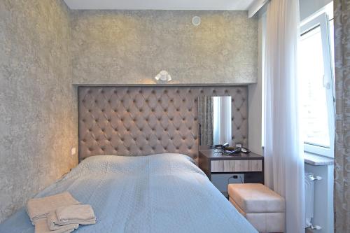 une chambre avec un grand lit et un miroir dans l'établissement Pushkin 49, à Erevan