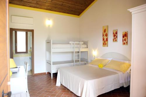 ein Schlafzimmer mit einem Bett und einem Etagenbett in der Unterkunft Agriturismo Poggio al Sasso in Blera