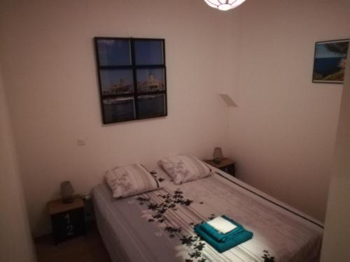 ラ・シオタにあるT3 place Sadi Carnotのベッドルーム1室(青いトレイ付きのベッド1台付)