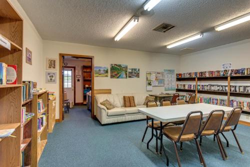 uma biblioteca com uma mesa e cadeiras e um sofá em Colorado River RV Campground em Columbus